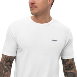 t-shirt homme Vivencia blanc brodé uni porté zoomé sur poitrine d'homme sur fond blanc